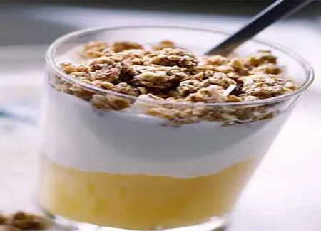 Compotée pomme-poire au yaourt croustillant