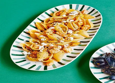 Conchiglie rigate, crevettes, moules, feta