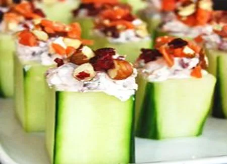 Concombres farcis aux fromage de chèvre, canneberges et truite fumée