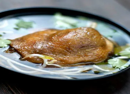 Confit de canard, bouillon thaï au gingembre et citron vert