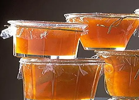Confiture d'abricot aux oranges et aux amandes