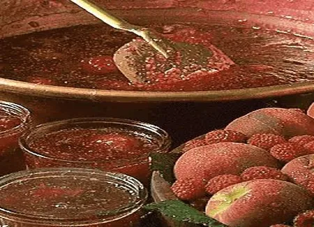 Confiture pêche-framboise