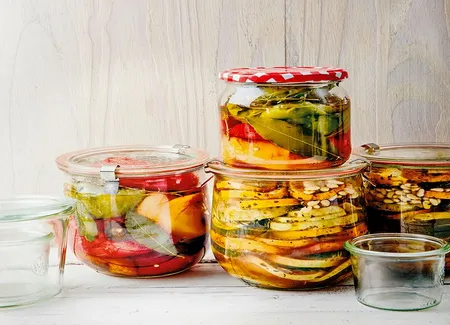 Conserve de courgettes jaunes, vertes et blanches