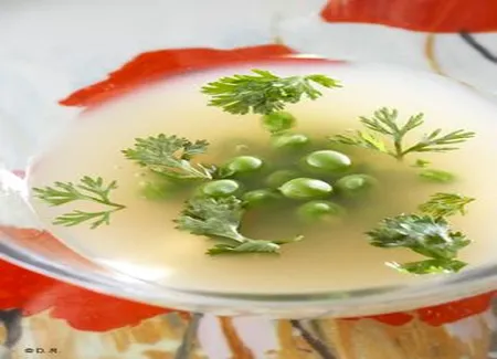 Consommé de légumes aux petits pois et coriandre