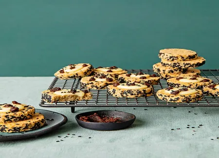 Cookies salés au mont d'or, miso et sésame