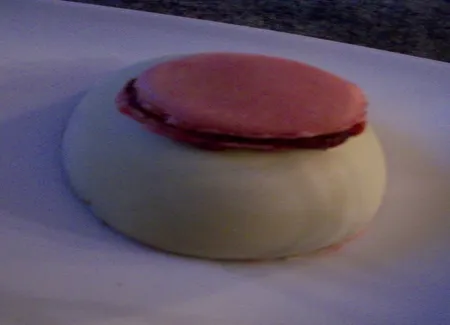 Coque de chocolat blanc, mousse et macaron framboise