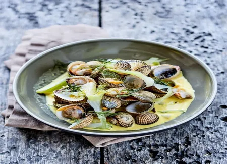 Coques marinière, lait de coco et curry