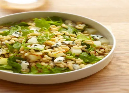 Coquillettes au mesclun-roquefort-poire par ora-ïto