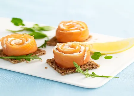 Cornets de saumon fumé, fromage frais, mangue et kiwi