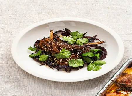 Côtelettes d'agneau, oignon rouge et miso