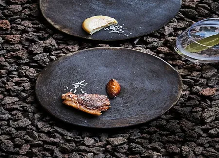 Côtes d'agneau grillées au cabécou et prunes en saumure