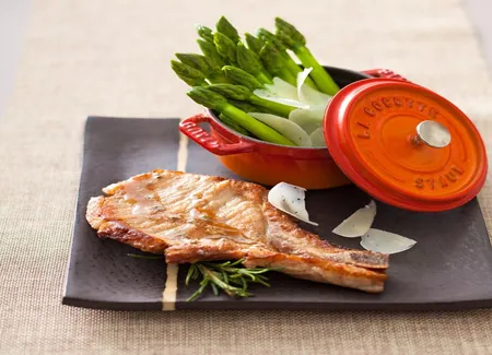 Côtes de porc en cocotte, vinaigrette à l'anchois et romarin, asperges vertes et parmesan