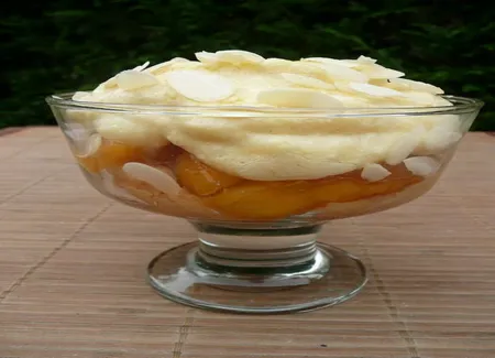 Coupe comme une charlotte aux pêches