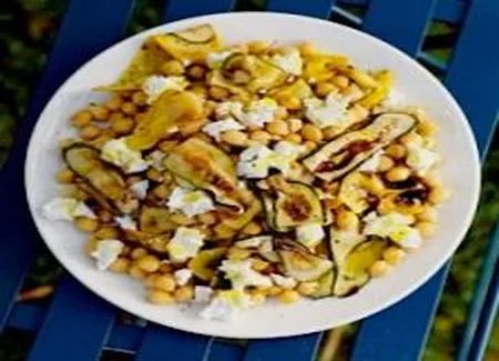 Courgettes grillées avec pois chiches et marjolaine