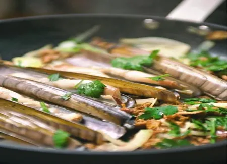 Couteaux et mousserons à la marinière