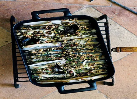 Couteaux grillés aux herbes et aux noisettes