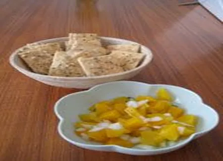 Crackers au quinoa et salsa peche