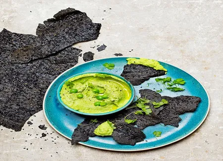 Crackers de riz sauvage au sésame noir et dip de petits pois