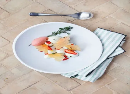 Crème chibouste au romarin, sorbet fraise