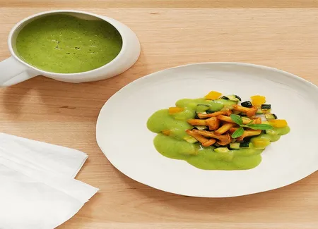 Crème de courgettes, girolles et abricots
