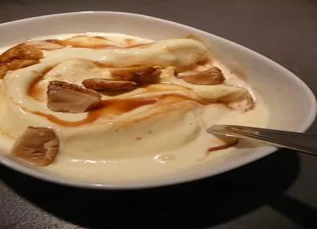 Crème glacée à la vanille, aux noix d'amazonie caramélisées, sauce caramel