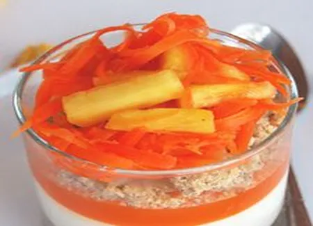 Crème prise au chèvre frais, croustillant aux épices, salade de carotte et ananas
