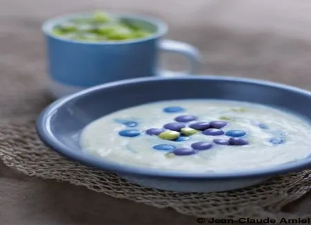 Crèmes au chocolat blanc, mini-smarties et kiwis
