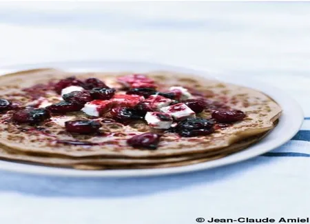 Crêpes à la farine de châtaigne, fromage de brebis et griottes