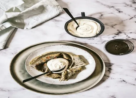 Crêpes au sésame noir, chantilly vanille