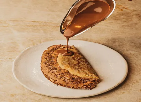 Crêpes soufflées au sarrasin, sauce chocolat