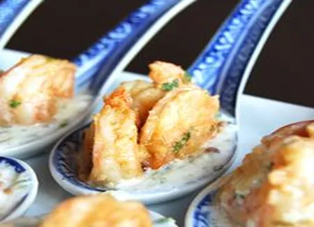Crevettes épicées avec trempette au concombre