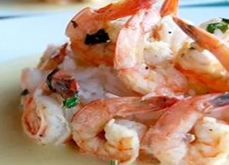Crevettes grillées au vin rosé, au basilic et au beurre blanc à la bisque