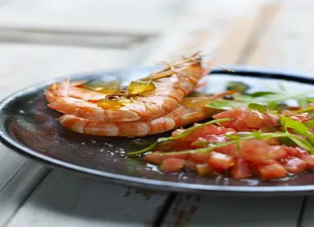 Crevettes sautées, tartare de tomates au basilic, gelée corsée