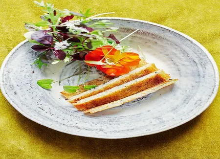 Croque-monsieur aux oignons doux, capucines et raifort