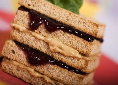 Croque sucré à la confiture et au beurre de cacahuètes