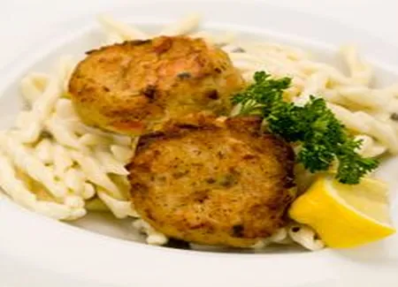 Croquettes de saumon, pâtes fraiches et poivre vert