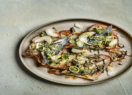 Crostini aux maquereaux marinés à la sauce soja, ciboulette