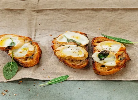 Crostini de mozzarella fumée, beurre d'anchois et sauge