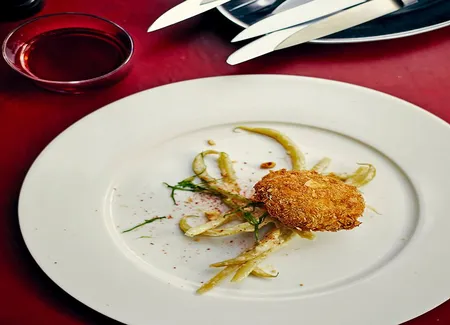 Croustillant de cervelle d'agneau aux amandes, haricots beurre, rémoulade