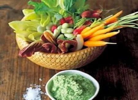 Crudités avec une trempette de purée de pois et yogourt