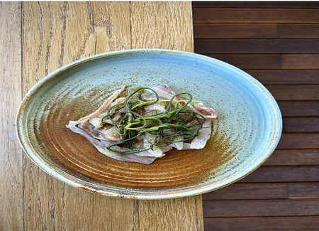 Crudo de bar, sauce ponzu et asperges sauvages