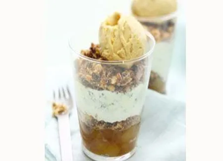 Crumble aux noix, pommes-poires en chutney, mousse au bleu et glace au miel
