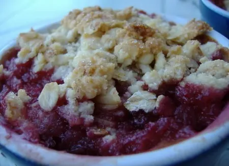 Crumble croustillant pêche et framboise au calisson