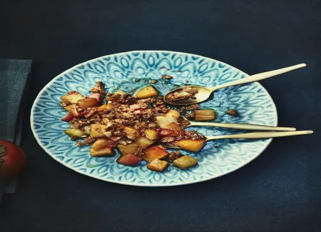 Crumble d'hiver aux kakis, poires et pommes