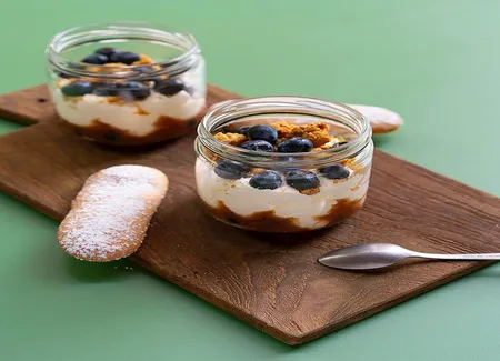 Crumble de myrtilles, crème chantilly