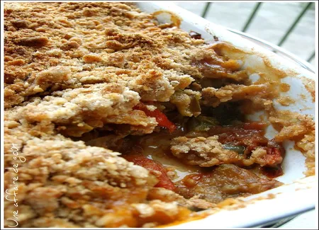 Crumble de thon, ratatouille et olives noires