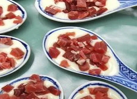 Cuillères de cancoillotte et prosciutto
