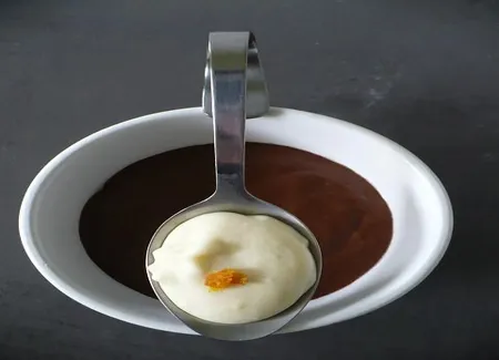 Cuillères de mousse au chocolat blanc et à l'orange confite