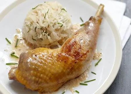 Cuisse de pintade fermière grillée, salade de choucroute crue au cumin