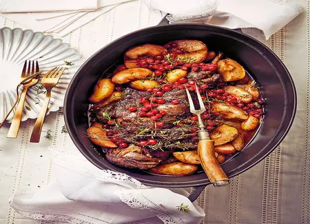 Cuissot de chevreuil de 7 heures aux épices, pommes et groseilles